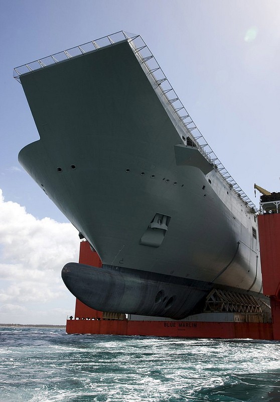 Tàu đổ bộ HMAS Canberra đã được chuyển về cảng Vịnh Phillip bằng tàu vận tải chuyên dụng MV Blue Marlin